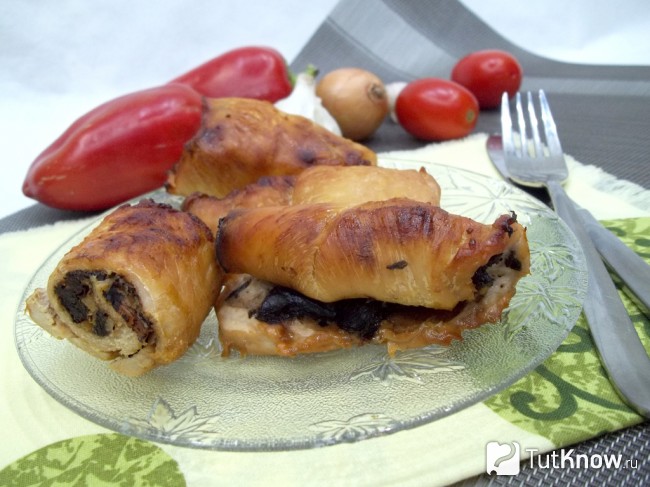 Готовые куриные рулетики с черносливом