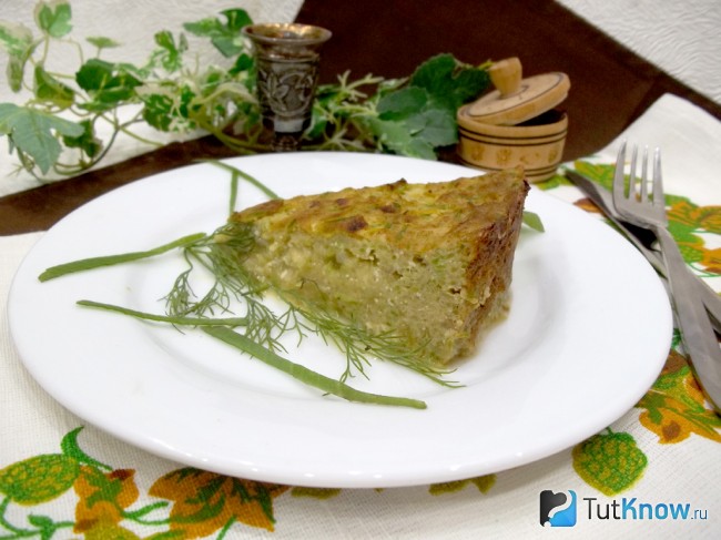 Готовый кабачковый пирог с сыром и йогуртом