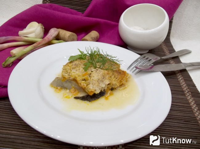 Готовая запеченная рыба с овощами