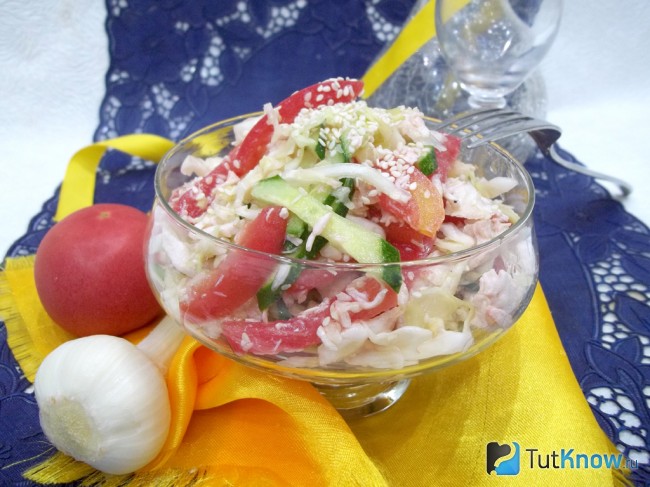 Готовый овощной салат с курицей