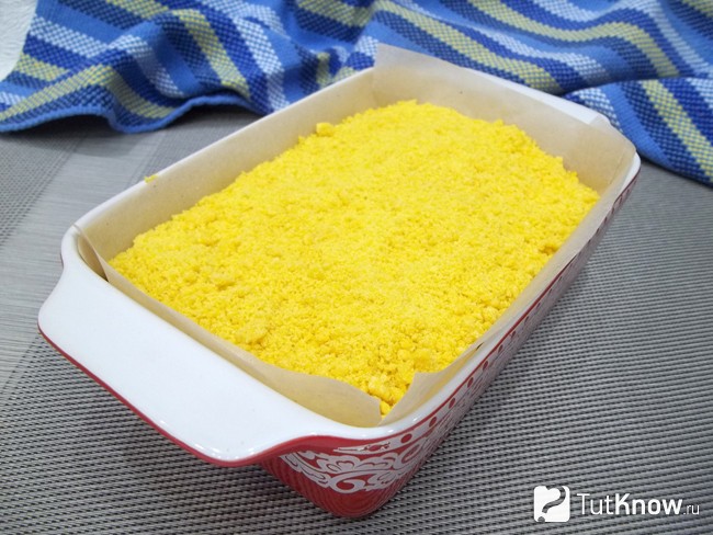 Мучная крошка выложена на тесто