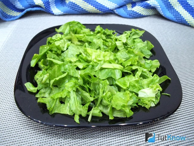 Листья салата нарезаны и выложены на тарелку