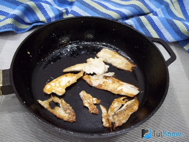 Рыбное филе жарится на сковороде