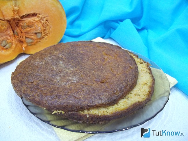 Испеченный кекс разрезан на два коржа