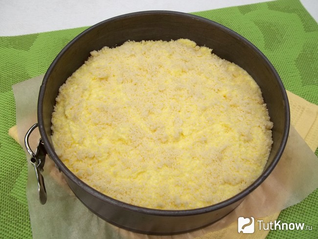 Творог присыпан мучной крошкой