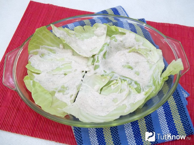 Листья капусты политы соусом