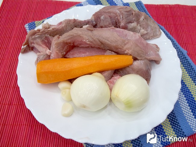 Мясо нарезано, морковь, лук и чеснок очищены