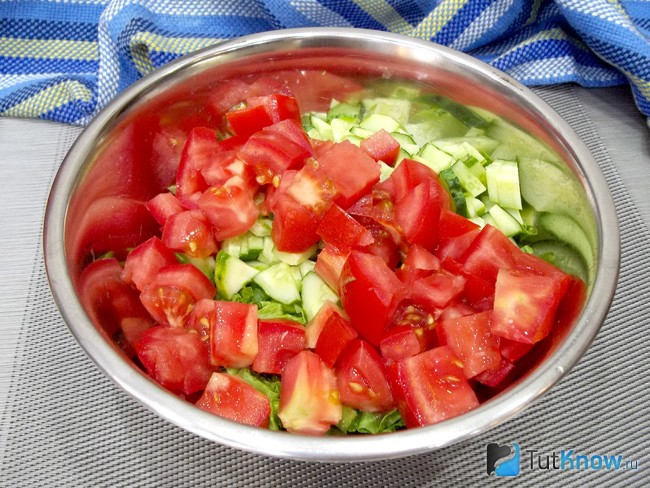 Помидоры нарезаны кусочками