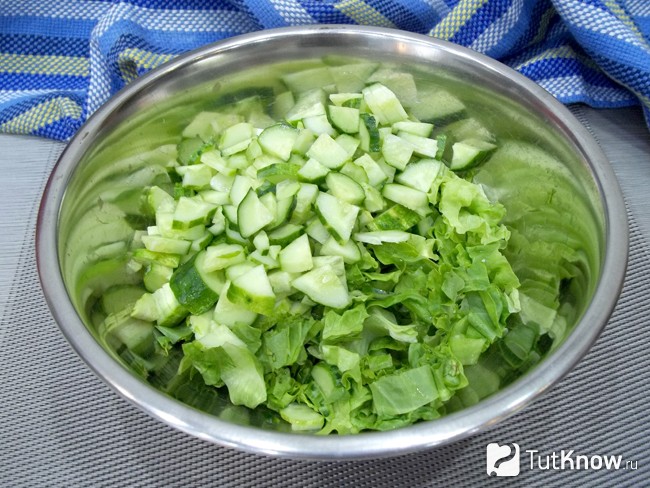 Огурцы нарезаны полукольцами