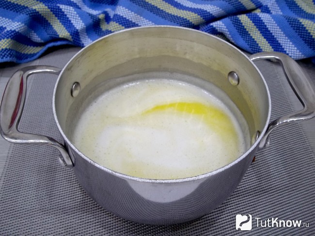 Масло растоплено и соединено с водой