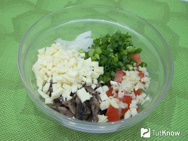К продуктам добавлен нарезанный чеснок