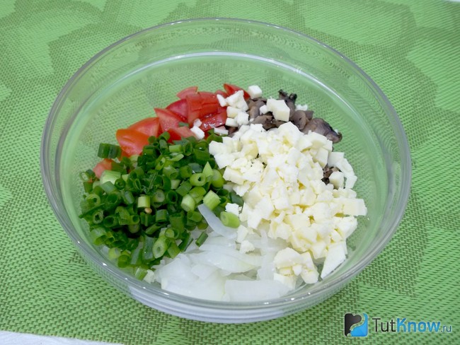 К продуктам добавлен нарезанный кубиками сыр