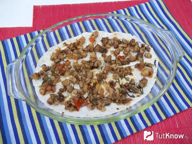 На лаваш нанесено мясо