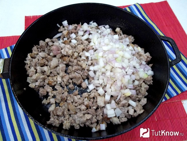 Лук добавлен в сковороду к мясу