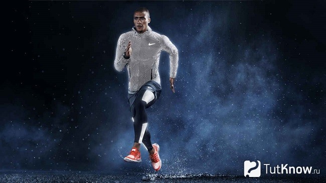 Мужчина в костюме Nike