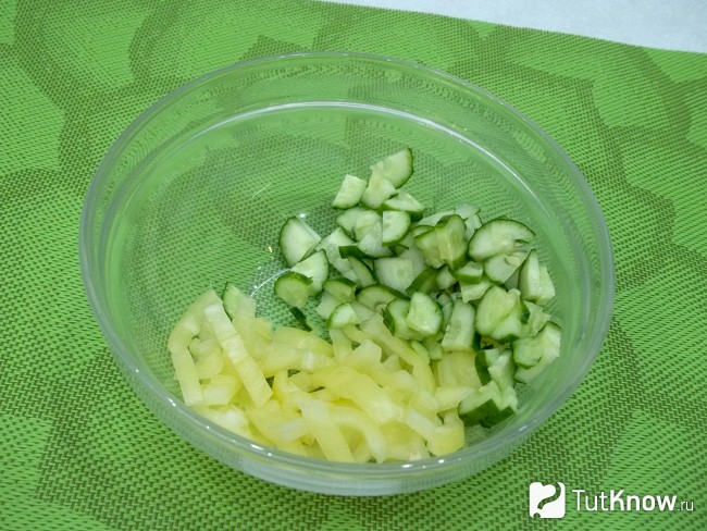 Огурец нарезан полукольцами