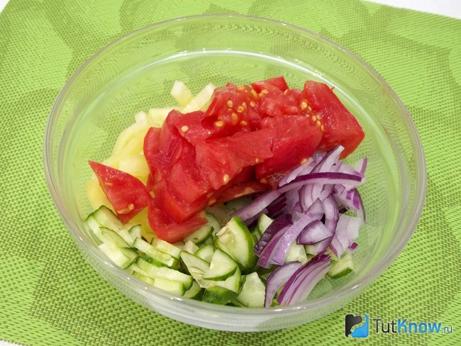 Помидор нарезан кусочками