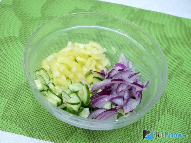 Репчатый лук нарезан полукольцами