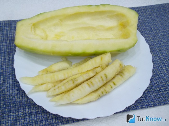 Кабачок очищен от кожуры и мякоти