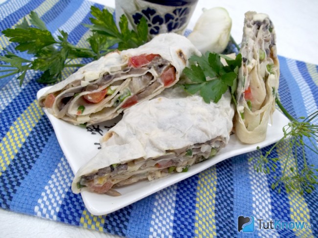 Готовый рулет из лаваша с курицей, грибами и сыром