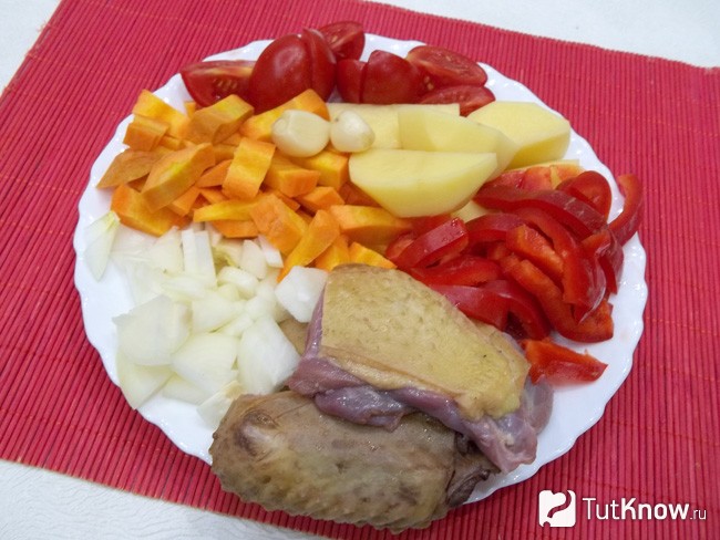 Мясо и овощи нарезаны
