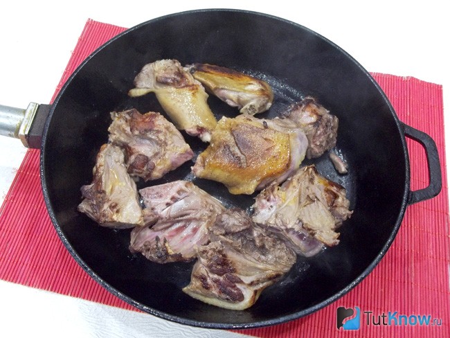 Мясо жарится в сковороде
