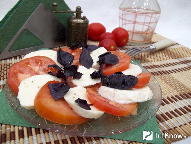Продукты приправлены солью с перцем, политы маслом и добавлена зелень