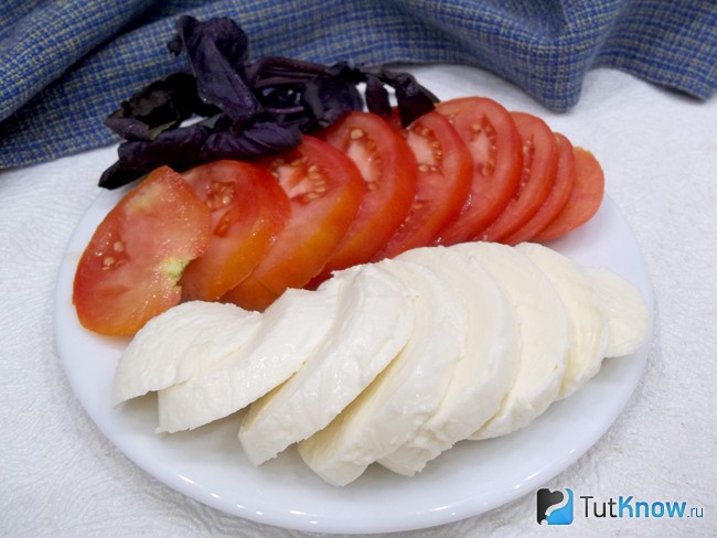 Сыр нарезан кольцами