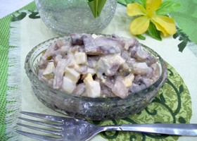 Салат с маринованными грибами и плавленым сыром