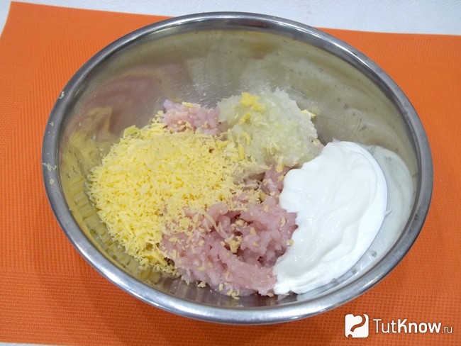 К продуктам добавлена сметана и натертый сыр