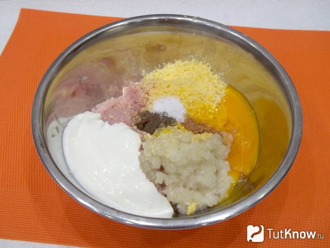 К продуктам влито яйцо и добавлены специи