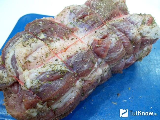 Мясо обмазано специями