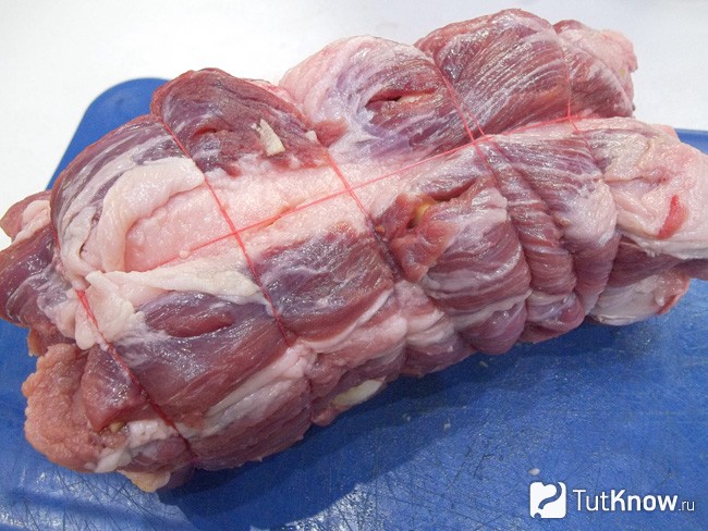Мясо обвязано нитью