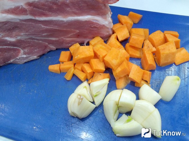 Морковь с чесноком очищены и нарезаны