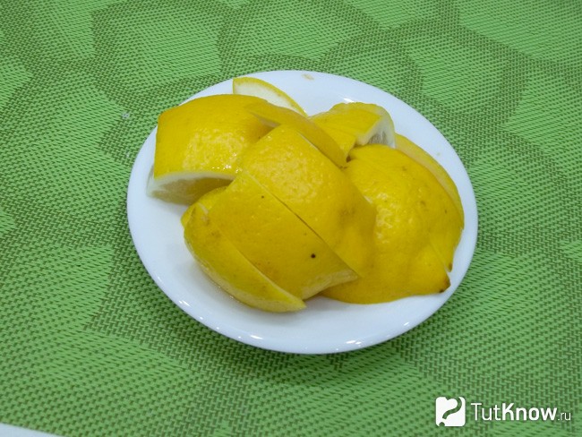 Лимон нарезан кусочками