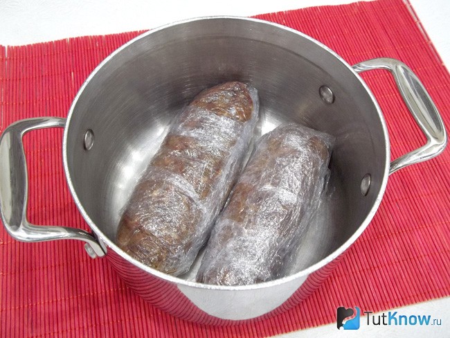 Колбаски опущены в варочную кастрюлю