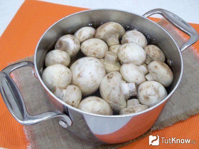 Шампиньоны вымыты и залиты кипятком с уксусом