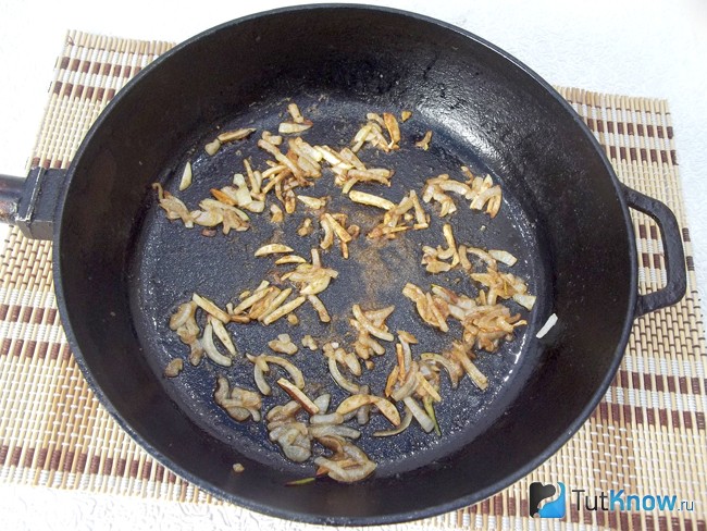 Лук жарится