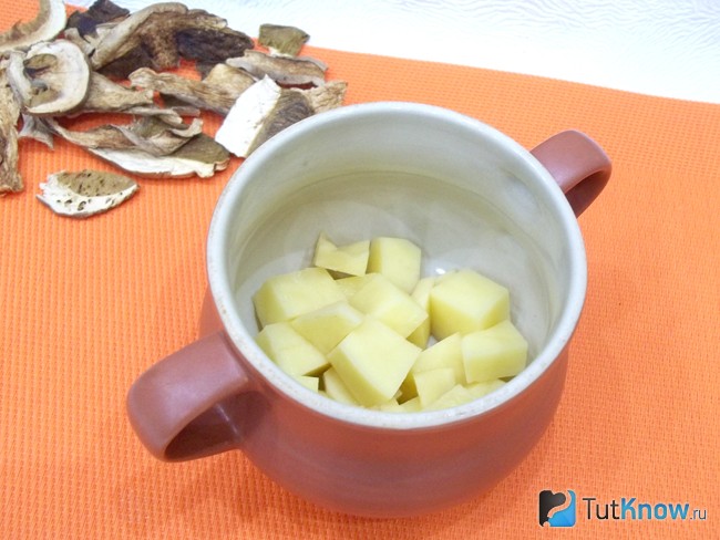 Картофель нарезан и заложен в горшочки