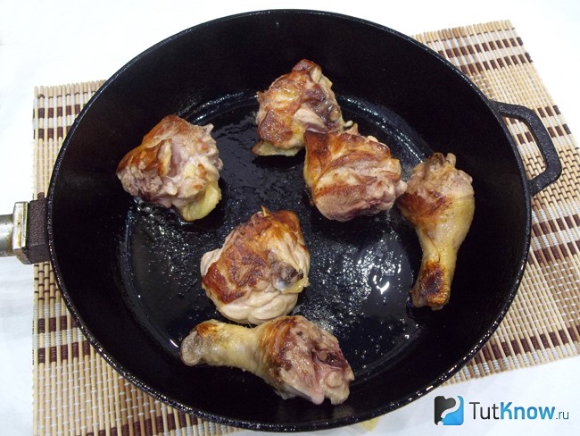 Курица жарится в сковороде
