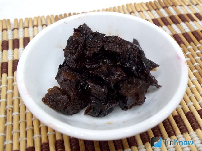 Чернослив нарезан кусочками