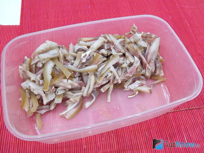 Готовые ушки нарезаны соломкой