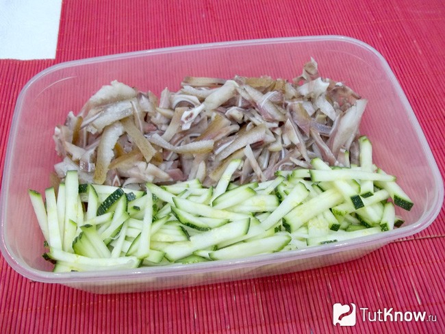 Кабачки нарезаны соломкой