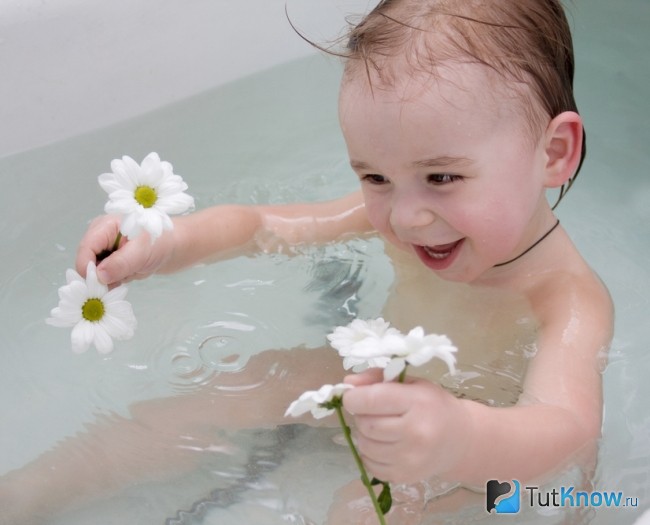 Ребенок в ванне с ромашкой