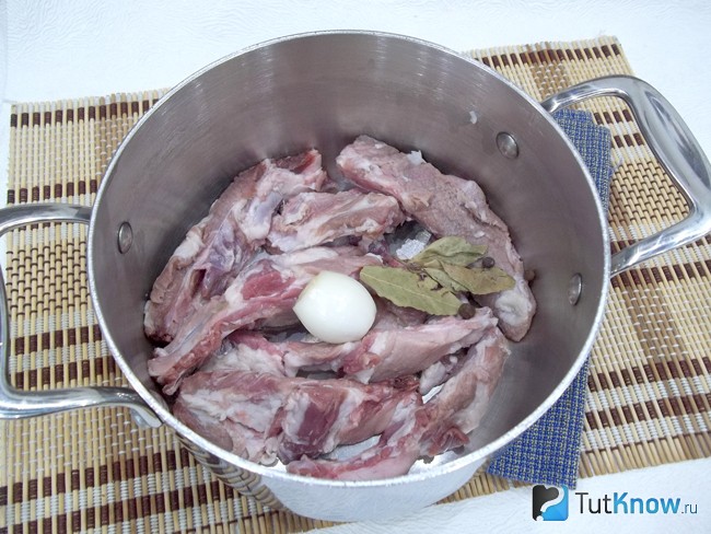 Мясо опущено в кастрюлю