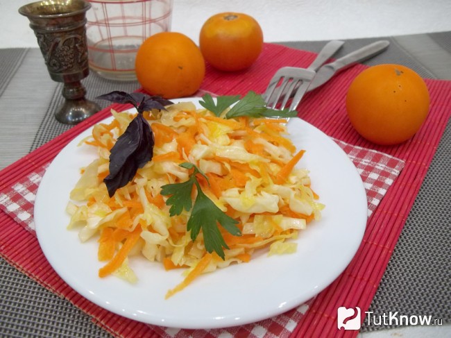 Готовый салат с капустой и морковью