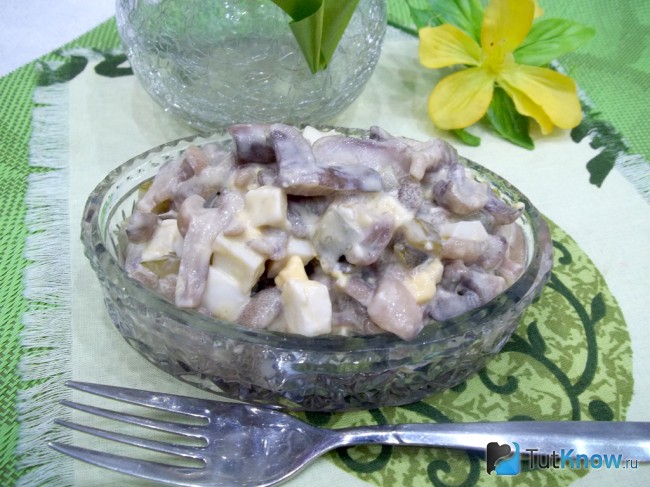 Готовый салат с маринованными грибами и плавленым сыром