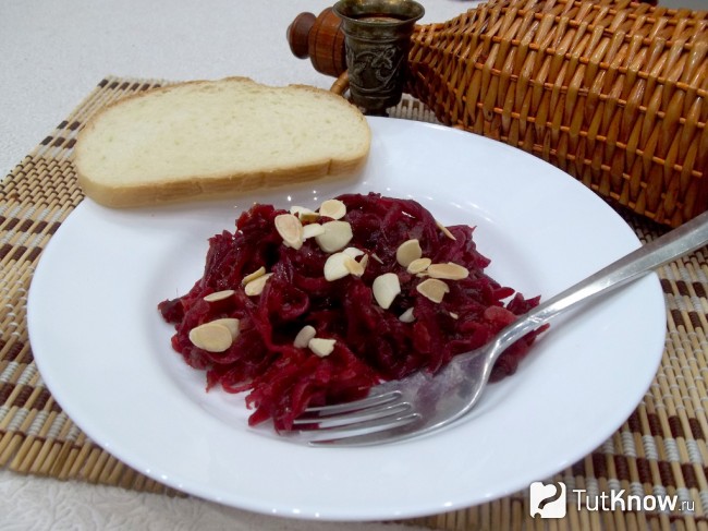 Готовый салат из свеклы с миндальной стружкой