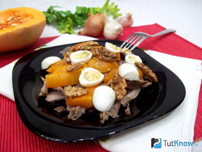 Готовый теплый салат с тыквой и уткой