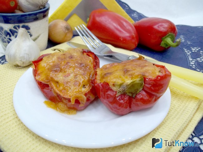 Готовый перец фаршированный мясом под сырной корочкой